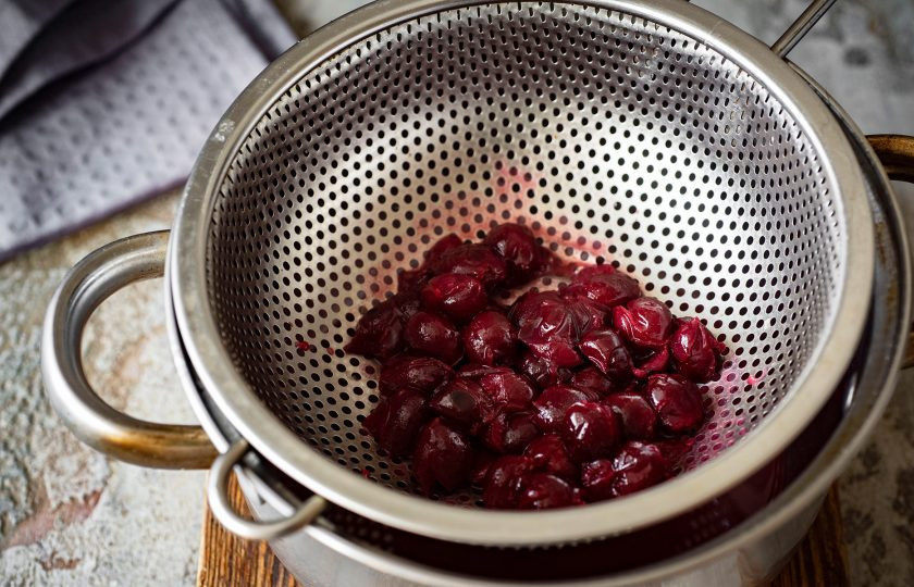 1. Этап. Нежная говядина под ягодным соусом: Затем пропустите содержимое кастрюльки через мелкое сито, протирая ягоды толкушкой.