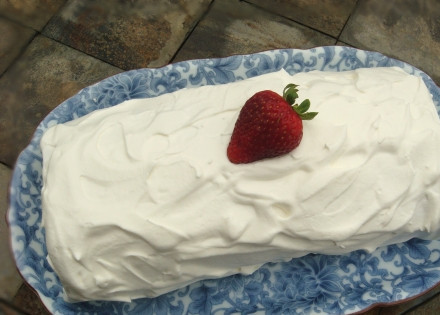 1. Этап. Бисквитные рулеты с начинкой: 9. Через пару часов уже можно пробовать, что получилось. Но при желании вы можете ваши бисквитные рулеты с начинкой в домашних условиях украсить сверху сливками, а затем обсыпать орешками, например. Приятного чаепития!