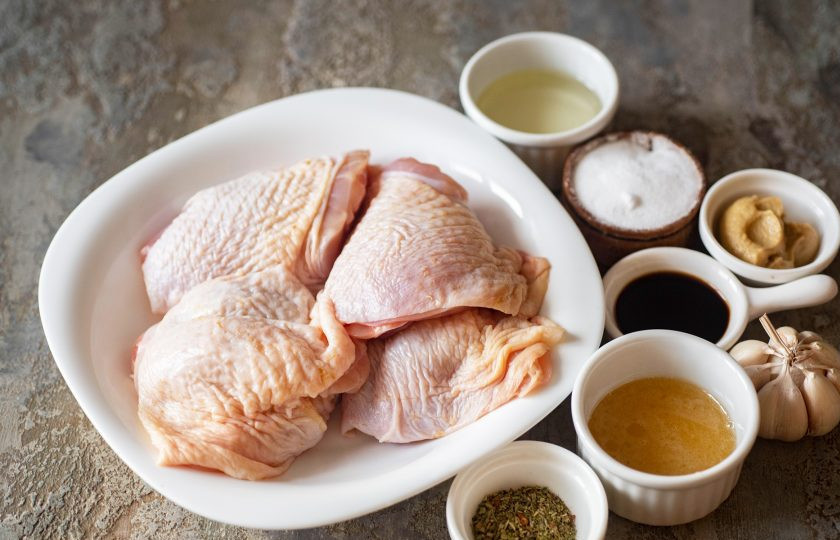 1. Этап. Куриные бедра в аэрогриле: Все ингредиенты можно сразу же подготовить. Промойте в проточной воде куриные бедра и просушите их бумажными полотенцами. Чесночные зубчики почистите.