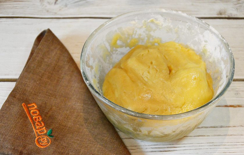 1. Этап. Яблочный пирог от Аллы Ковальчук: 4. Добавьте частями муку и замесите тесто. Отделите 1/3 теста, заверните в пленку и уберите в морозилку. 2/3 накройте пленкой и уберите в холодильник.