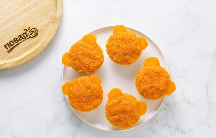 1. Этап. Тарталетки Тигрята: Затем натрите морковь на мелкой терке, и покройте тарталетки ровным слоем.