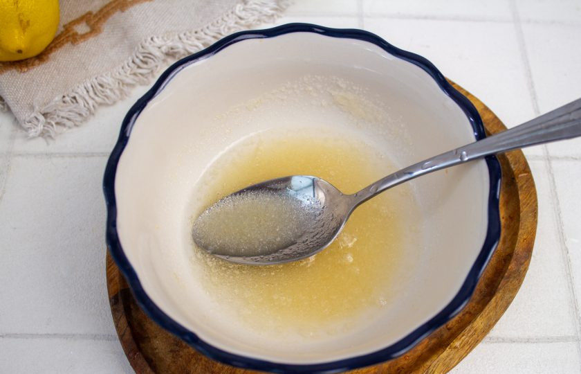 1. Этап. Лимонный чизкейк без выпечки: Для сырного слоя замочите желатин в холодной воде, дайте набухнуть, а затем распустите на водяной бане или в микроволновке короткими импульсами.