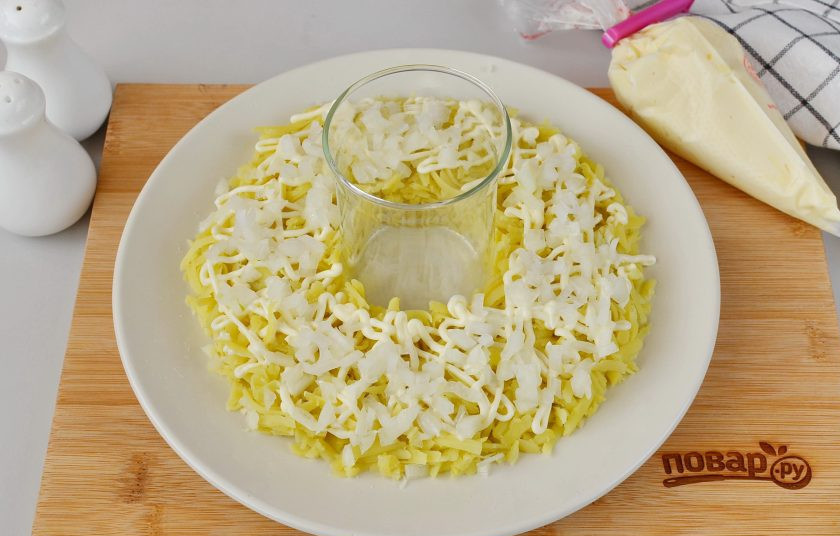 1. Этап. Салат Гранатовый браслет с курицей и яблоком: Порежьте мелко репчатый лук, распределите по картофельному слою. Смазывать его не нужно.