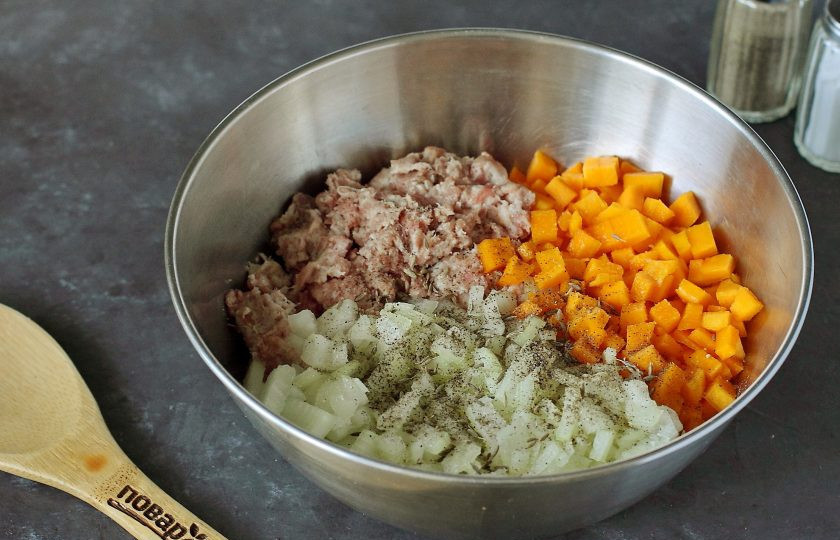 1. Этап. Пирог с тыквой и мясом: Для начинки соедините фарш, нарезанные мелкими кубиками лук и тыкву. Добавьте зиру, соль и перец. Я еще добавила 2-3 ст.л. растительного масла.