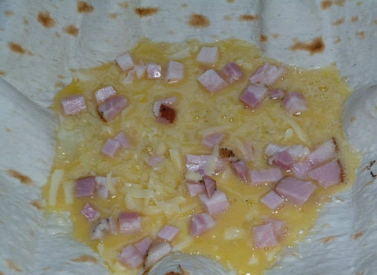 1. Этап. Ёка: Если хотите, добавьте мелко порезанный бекон или ветчину.