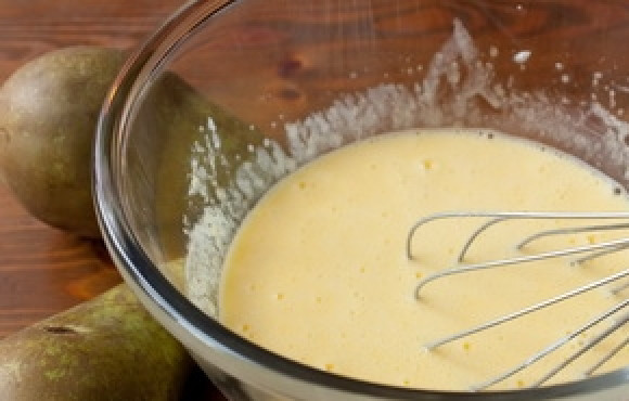 1. Этап. Шарлотка с грушей: Взбить яйца с сахаром и сметаной