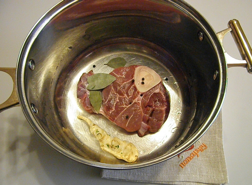 1. Этап. Щи суточные из квашеной капусты: Говядину со специями и кореньями отварите на протяжении 1,5 часов до мягкости. После удалите и выбросите косточку.