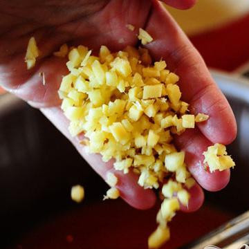 1. Этап. Утка карри по-тайски: Затем, имбирь.