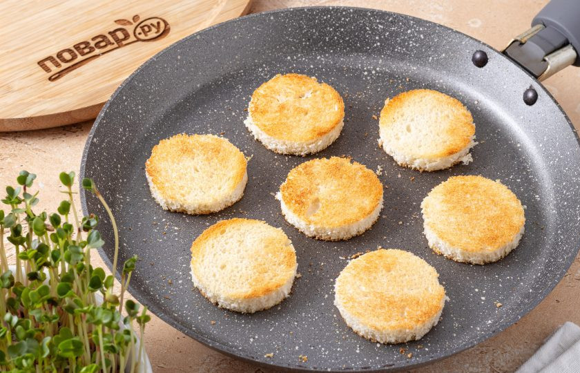 1. Этап. Канапе с огурцом и сыром: На сухой сковороде подсушите хлеб с двух сторон до золотистого цвета.