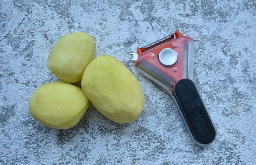 1. Этап. Картофельные корзиночки с селедочным кремом: Картофель помойте и очистите от кожуры. Натрите клубни на крупной терке.