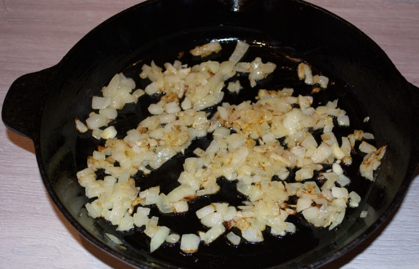 1. Этап. Свекольник постный: 3. Разогрейте сковороду. На растительном масле обжарьте репчатый лук.