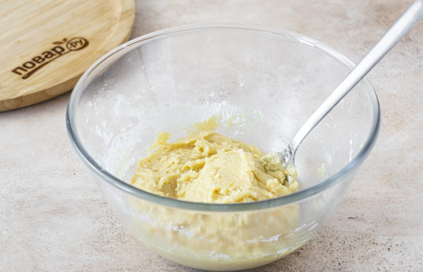 1. Этап. Постное печенье Курабье: Перемешайте до однородности.