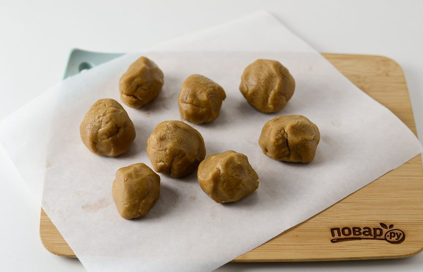 1. Этап. Вегетарианский медовик: Разделите тесто на 6-8 частей.