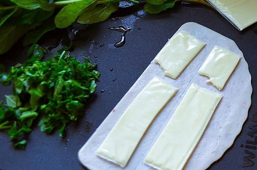 1. Этап. Шампиньоны с ветчиной и сыром: Ломтик ветчины разрезать пополам в длину, сыр на три части.