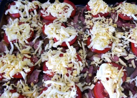 1. Этап. Отбивные из телятины в духовке: На грибы раскладываем ломтики помидоров, смазываем их майонезом и посыпаем тертым на крупной терке сыром. Ставим противень в разогретую до 200 градусов духовку и запекаем отбивные пол часа. Готовое блюдо можно украсить свежей зеленью и оливками и подать к столу. Приятного аппетита!