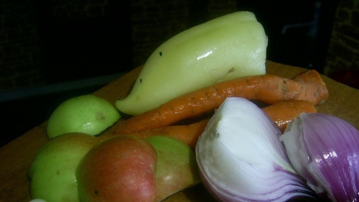 1. Этап. Кабачки по-татарски: Остальные овощи промойте и измельчите с помощью блендера или мясорубки.