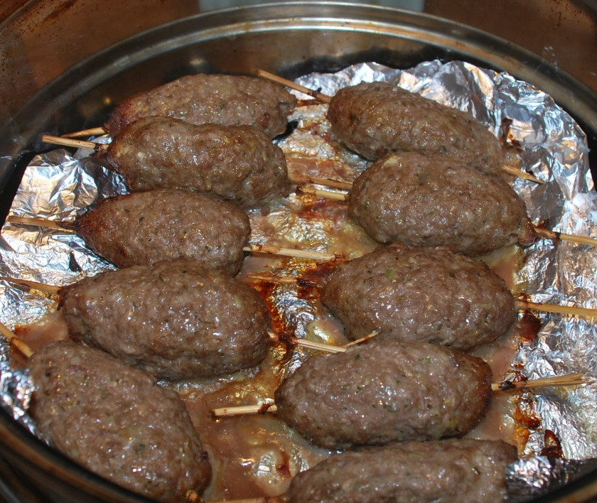 1. Этап. Люля-кебаб в аэрогриле: Ставим время 30 минут, скорость высокую и температуру 235 С. Через 15 минут кебабы переверните. Готовые люля-кебабы в аэрогриле подаем с гарниром из овощей или с макаронами. Приятного аппетита!