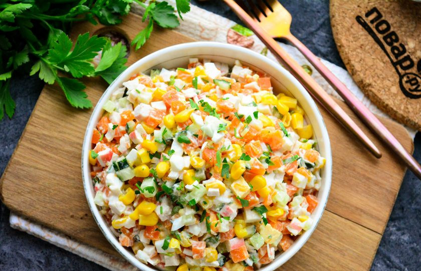 1. Этап. Салат Неженка с крабовыми палочками: Готовый салат подавайте к столу.