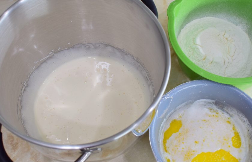 1. Этап. Ванильные кексы с кремом: К взбитым яйцам поочередно вмешивайте молочную и мучную массы. Ингредиенты смешивайте вручную, с помощью венчика, чтобы сохранить пышность от взбитых яиц.