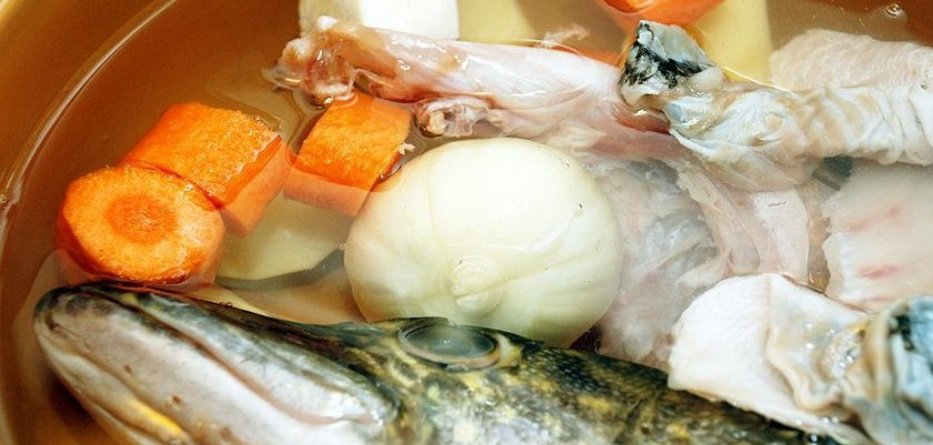 1. Этап. Расстегай с рыбой (простой рецепт): Филе щуки очищаем от кожи и костей. Мелко рубим филе, а из головы, костей и овощей варим уху.