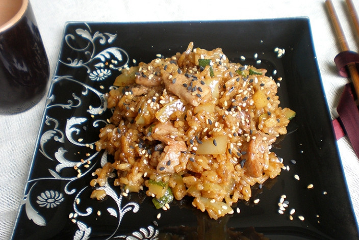 1. Этап. Тори тяхан с курицей: 4. Убавляем огонь до минимума, тушим до того момента, пока жидкость не станет густой. После чего оставляем немного остывать, подаем готовое блюдо с кунжутными семечками. Приятного аппетита!