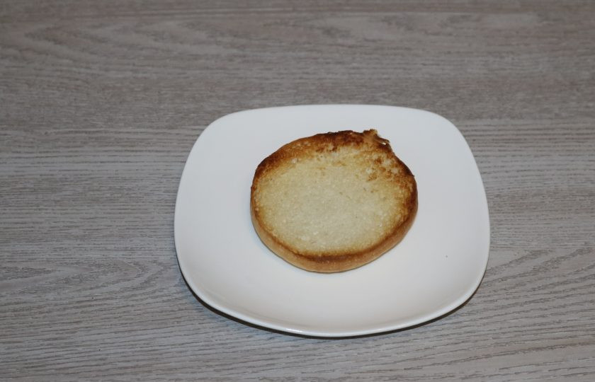 1. Этап. Сочный бургер: Возьмите обжаренную булочку.