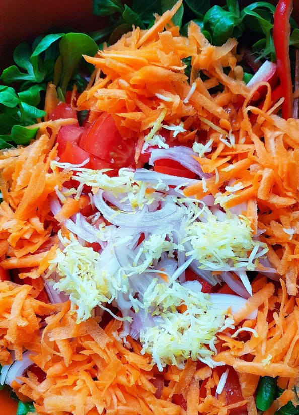 1. Stage. Mega-Vitamin Red Pepper Salad: Grate carrots on a coarse grater, add together with lemon to the rest of the products.