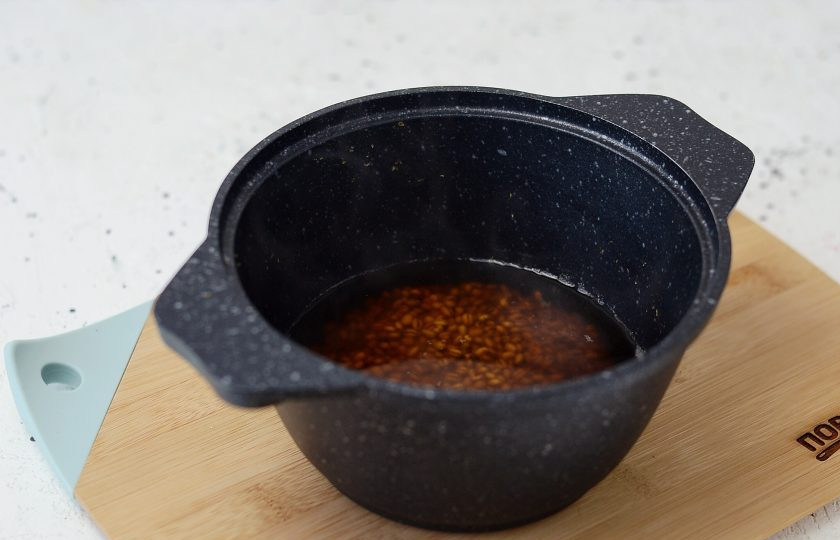 1. Этап. Жареная перловка: Затем вскипятите воду или бульон, добавьте туда обжаренную перловку, приправьте тимьяном и варите на среднем огне.