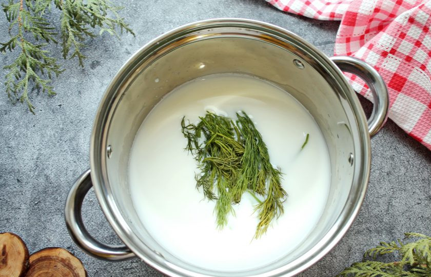 1. Этап. Креветки в молоке: В кастрюлю с толстым дном налейте воду и молоко, доведите до кипения на среднем огне. Все посолите и добавьте укроп. Доведите снова до кипения.