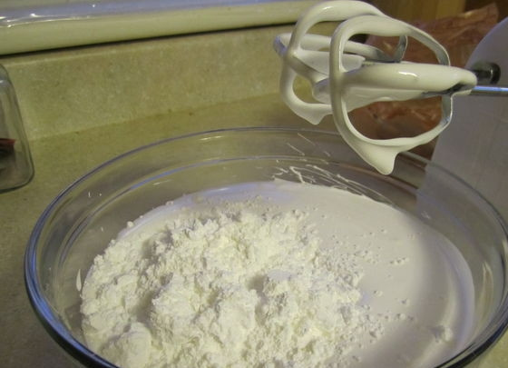 1. Этап. Конфеты: 3. Добавьте сахарную пудру, просейте ее предварительно, чтобы не попались комочки, хорошенько перемешайте.