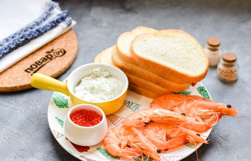 1. Этап. Бутерброды с красной икрой: Подготовьте ингредиенты.