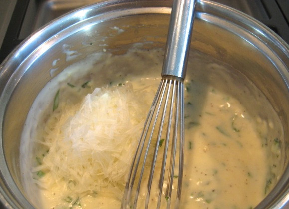 1. Этап. Белый соус для пиццы: 12. Выложите сыр в сотейник. Как следует перемешайте соус, можно снимать с огня. Вот и все: немного остудите — и можете использовать.