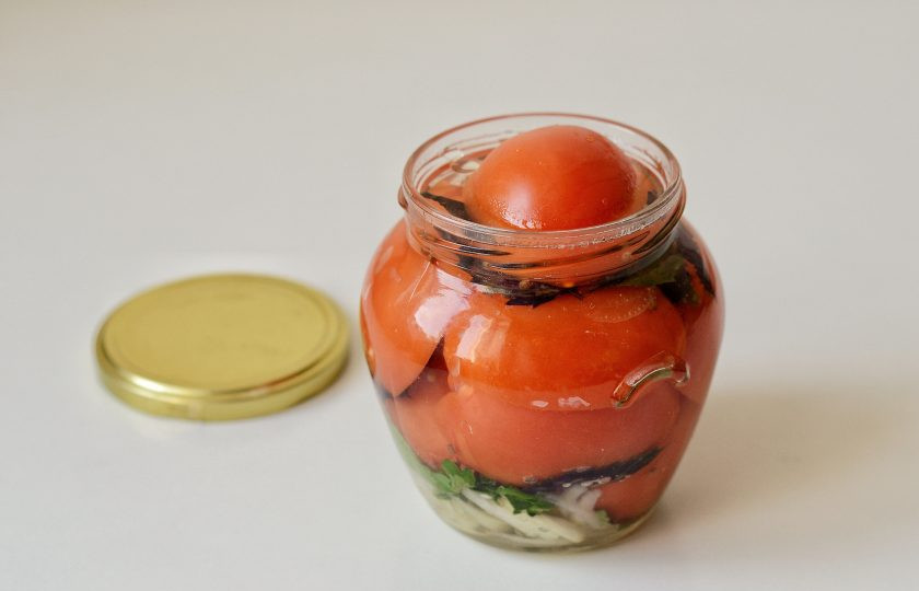 1. Этап. Помидоры с базиликом на зиму: Залейте помидоры маринадом.