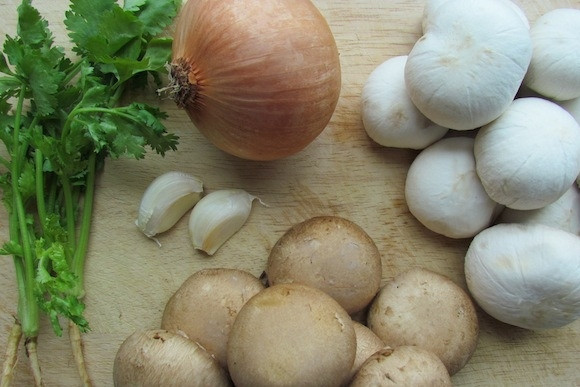 1. Этап. Пенне с грибами: Приготовьте все ингредиенты. Помойте овощи, почистите грибы.