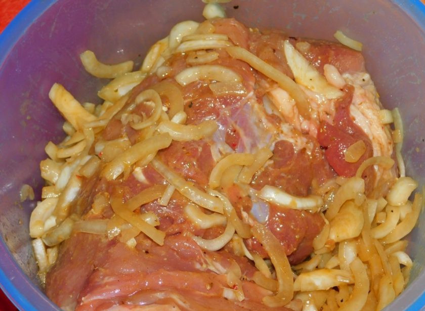 1. Этап. Ароматная свинина в специях с горчицей: Кусок свинины замаринуйте на пару часов.