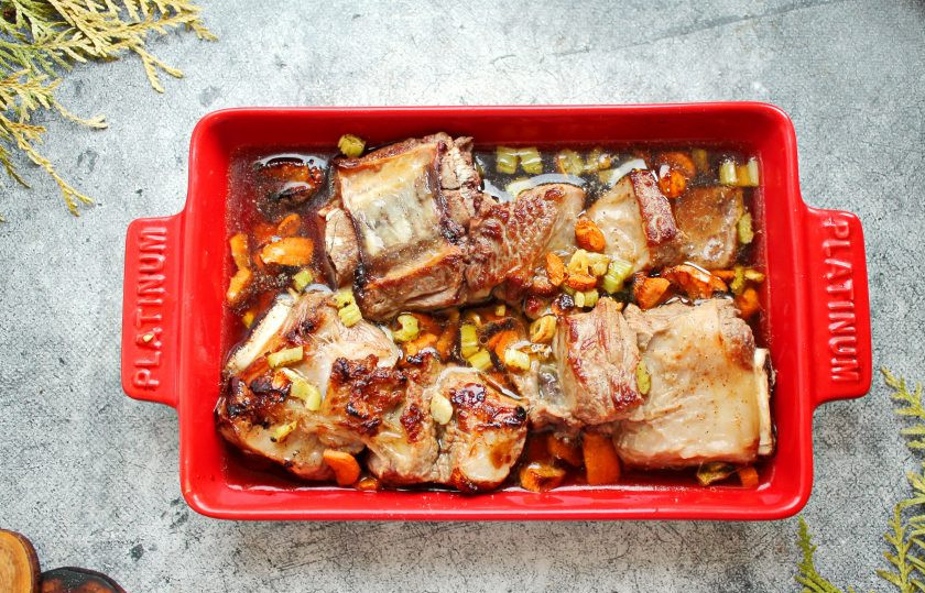 1. Этап. Ребра Кальби в духовке: Переложите ребрышки в форму к ребрышкам, посолите, поперчите и влейте бульон, смешанный с соевым соусом.