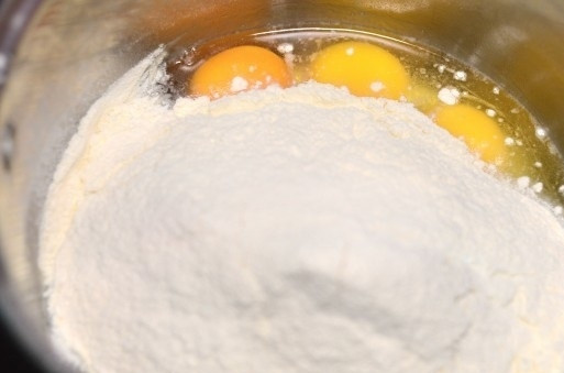 1. Этап. Тесто на картофельном отваре: 2. Всыпьте примерно половину заранее просеянной муки, добавьте сахар.