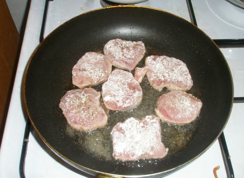 1. Этап. Телятина с грибами в сметане: Обмакните мясо в муку и обжарьте с двух сторон на подсолнечном масле. Жарить до золотистой корочки.