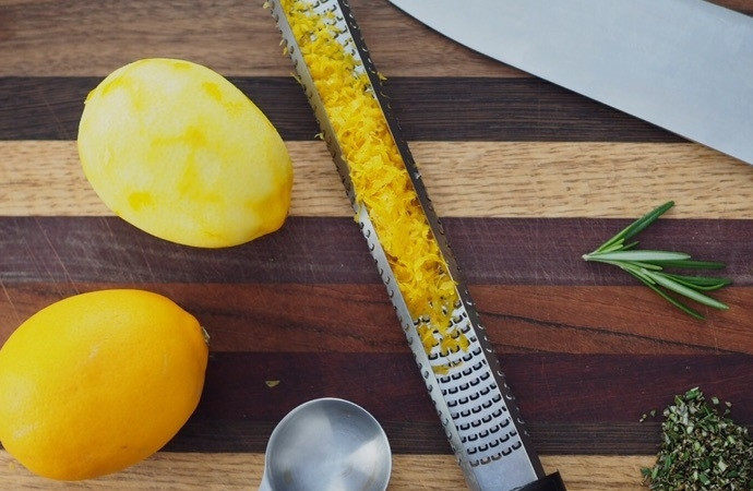 1. Этап. Лимонный пирог с глазурью: 1. Вымойте лимоны, натрите цедру, измельчите листочки розмарина.