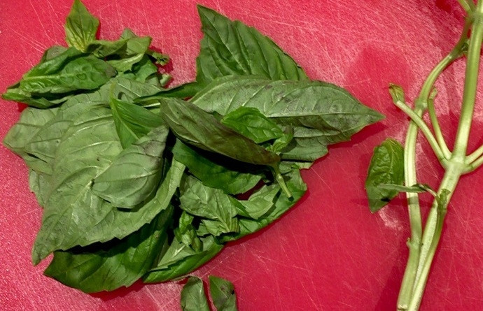 1. Этап. Салат с морковью и кедровыми орешками: 4. Тем временем вымойте базилик и оборвите листья.