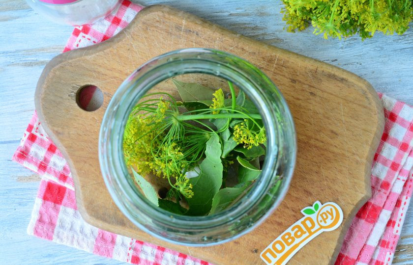 1. Этап. Маринованные огурцы Детские: Добавьте зонтики укропа и листья вишни.