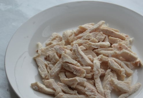 1. Этап. Гранатовый браслет салат без свеклы: Остывшее куриное мясо мелко нарезаем.
