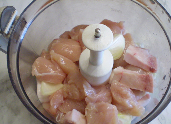 1. Этап. Котлеты из куриного филе: Я воспользовалась блендером.