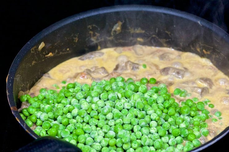 1. Этап. Грибная подлива с горохом: 6. К сливочному соусу добавьте горох, посолите по вкусу. Подавайте подливу с любым гарниром.