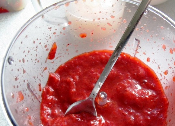 1. Этап. Клубнично-карамельный квас: Измельчите клубнику в блендере.