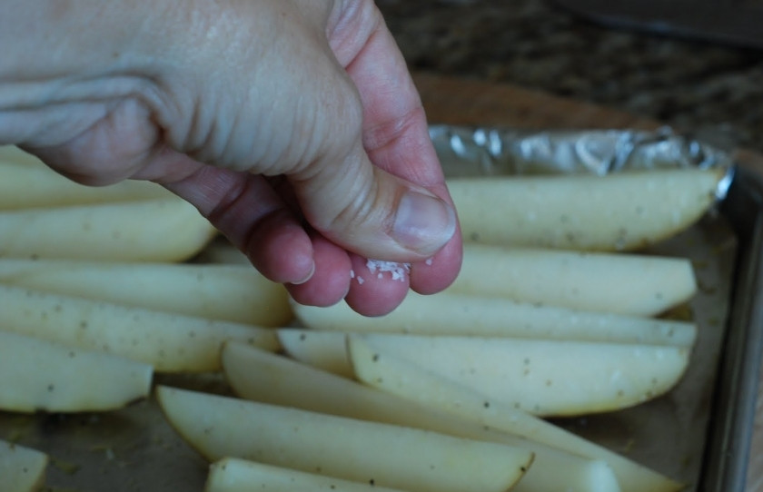 1. Этап. Закуска к пиву из картофеля: Картофель сперва солим и перчим, затем сбрызгиваем оливковым маслом. Ставим противень в духовку, разогретую до 210 градусов, и забываем про картофель на 40-45 минут.