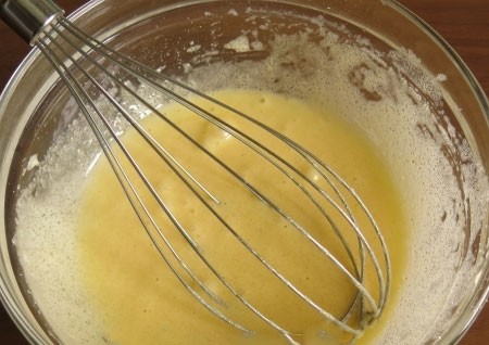 1. Stage. Egg foot non-alcoholic: Whisk the yolks with sugar so that the mixture acquires a whitish color.