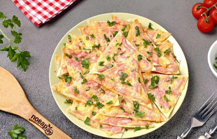 1. Этап. Чипсы из лаваша с яйцом, сыром и колбасой: Чипсы из лаваша с яйцом, сыром и колбасой готовы. Приятного аппетита!