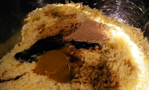 1. Этап. Cоус для гамбургера: 1. Оба вида сыра натираем на мелкой терке. Туда же добавим все соусы и приправы. Перемешаем.