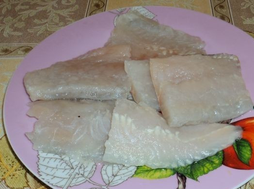 1. Этап. Рыба отварная с соусом польским: Рыбное филе разрезаем на куски, проверяем на наличие косточек, моем.